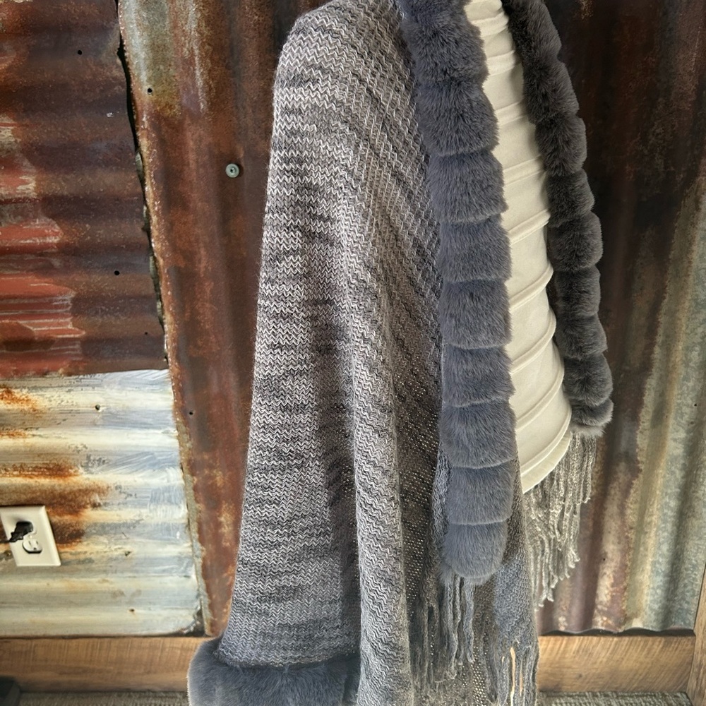 ❤️SHEIN Faux fur Trim knit shawl/ poncho- one size - Picture 3 of 7